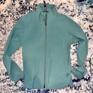 Men’s Lululemon Sojourn Windbreaker Jacket size medium, medium forest color